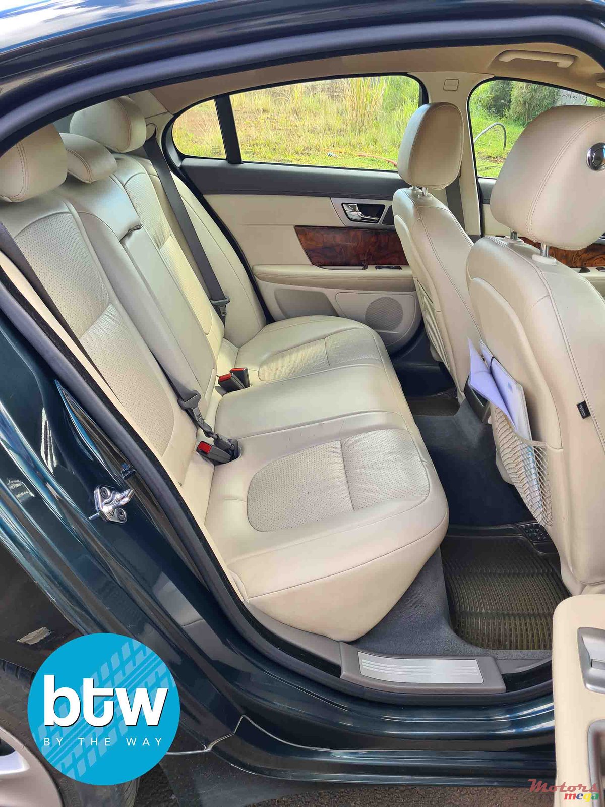 2010' Jaguar XF photo #5