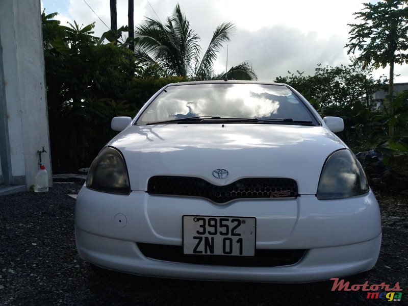 2001' Toyota Vitz photo #2