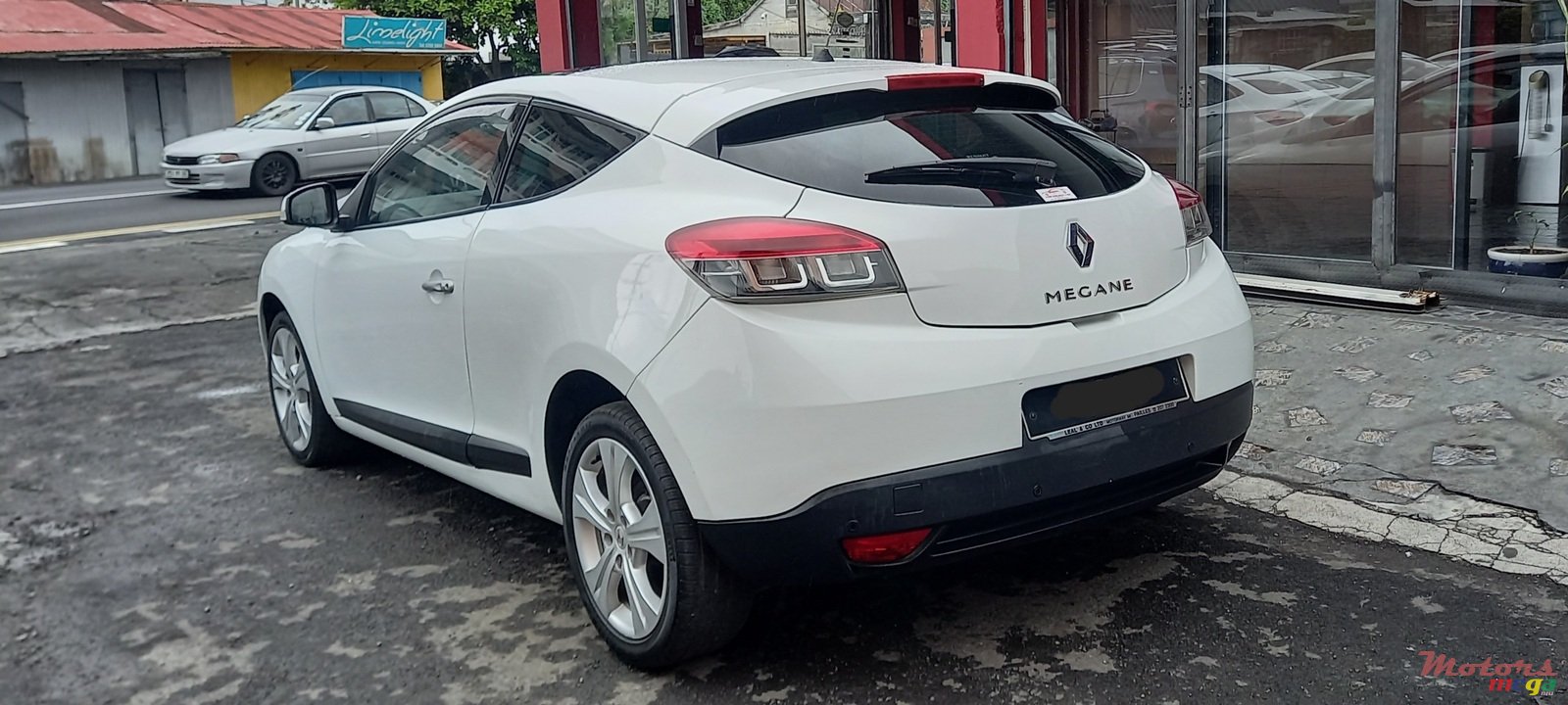 2010' Renault Megane Coupe photo #3