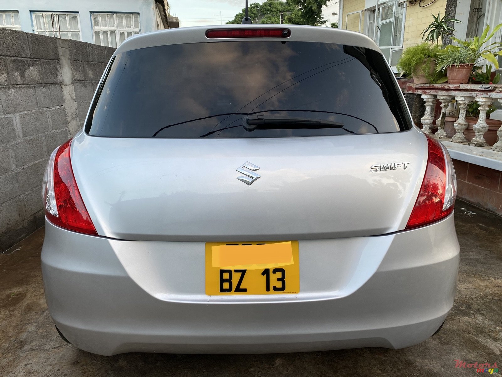 2013' Suzuki Swift photo #3