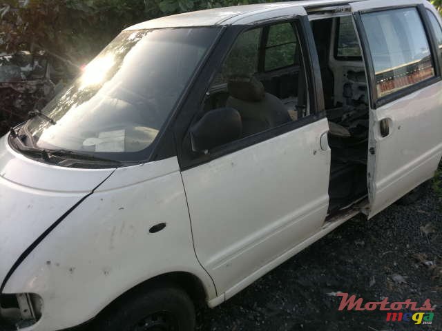 1998' Nissan Serena photo #1