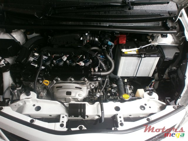 2013' Toyota Yaris Vitz JAPAN photo #4