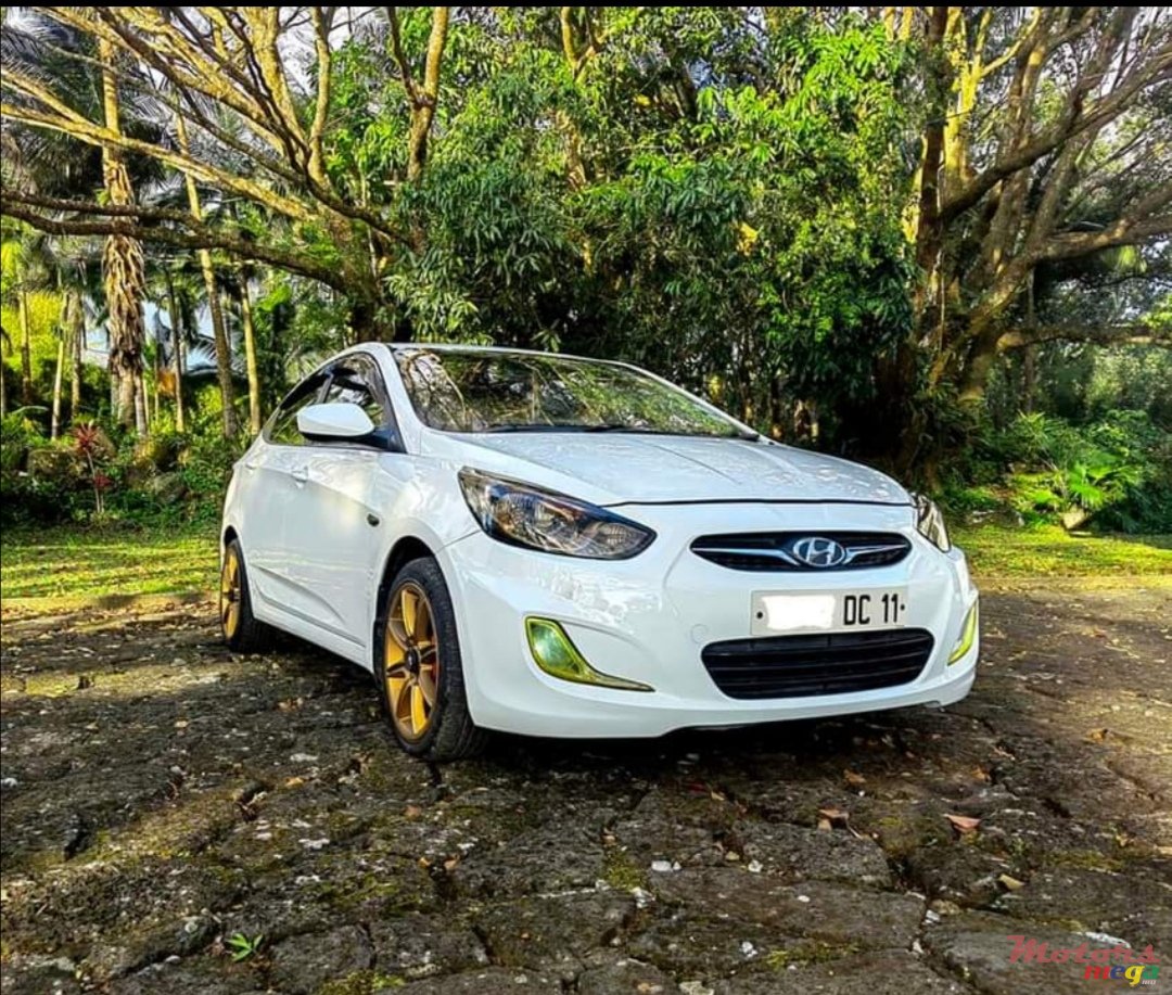 2011' Hyundai Accent photo #2