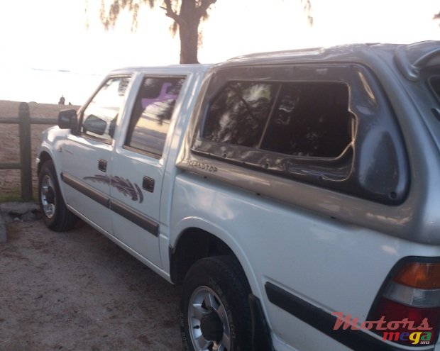 2003' Isuzu with canopy photo #4