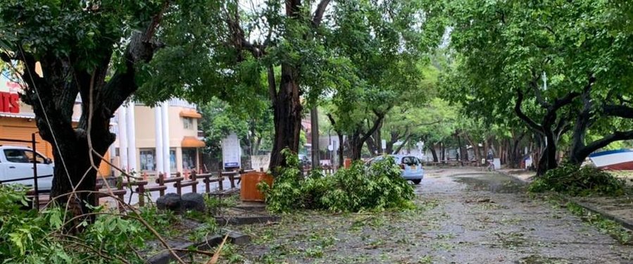 Mauritius roads after cyclone Batsirai