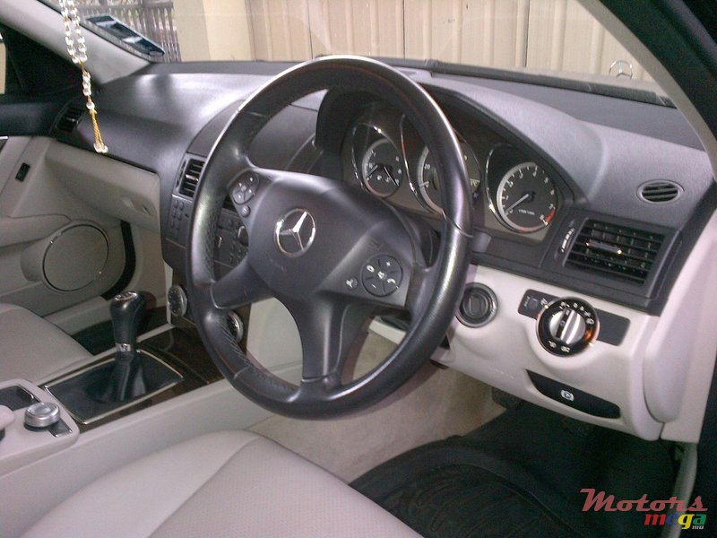 2009' Mercedes-Benz C-Class photo #1