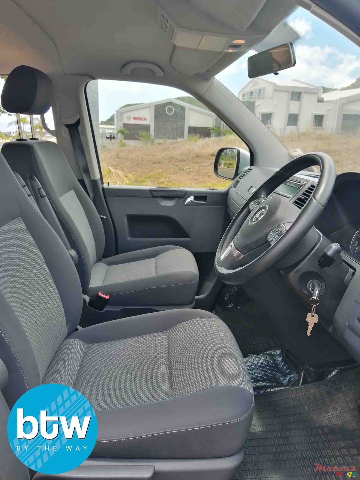 2015' Volkswagen Caravelle photo #6