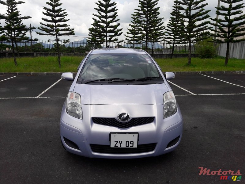 2009' Toyota Vitz photo #1