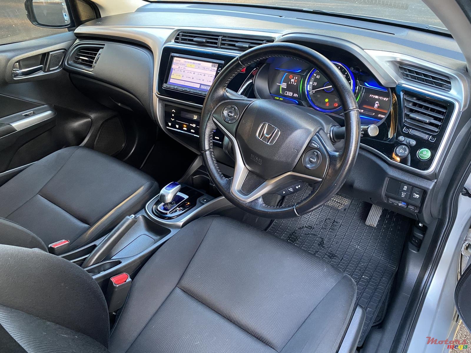 2016' Honda Grace photo #6