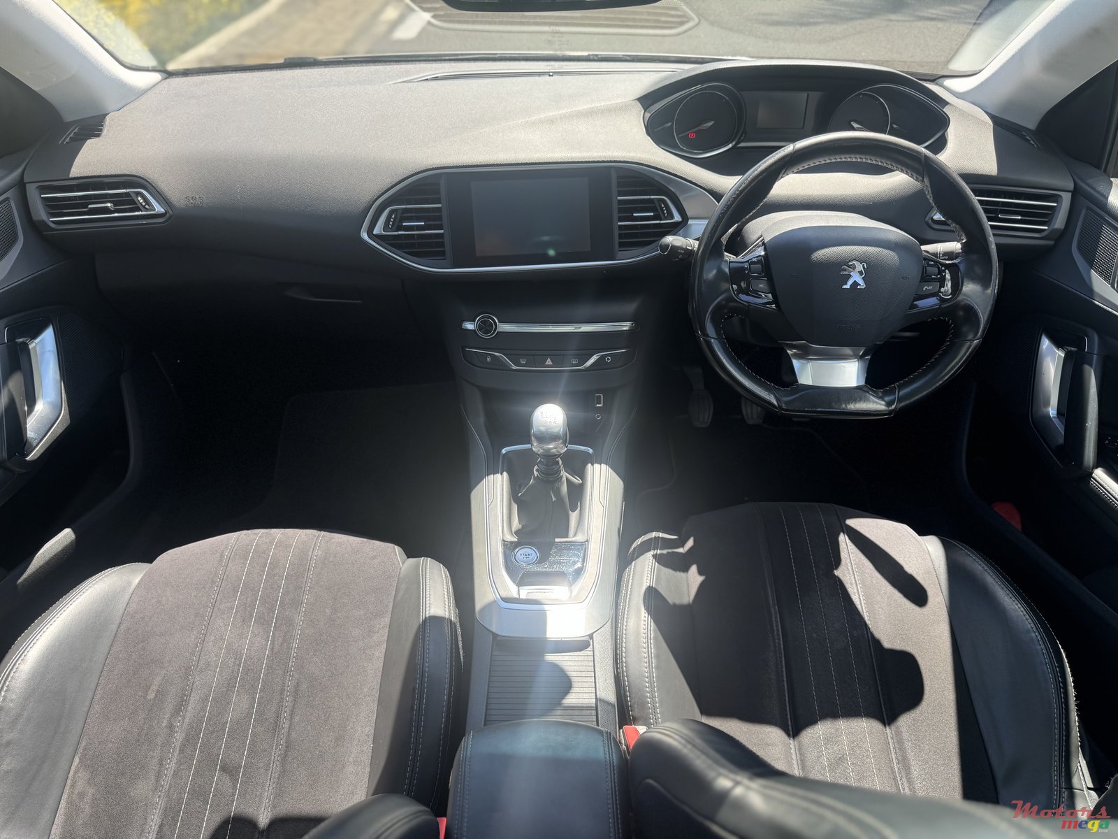 2015' Peugeot 308 photo #5
