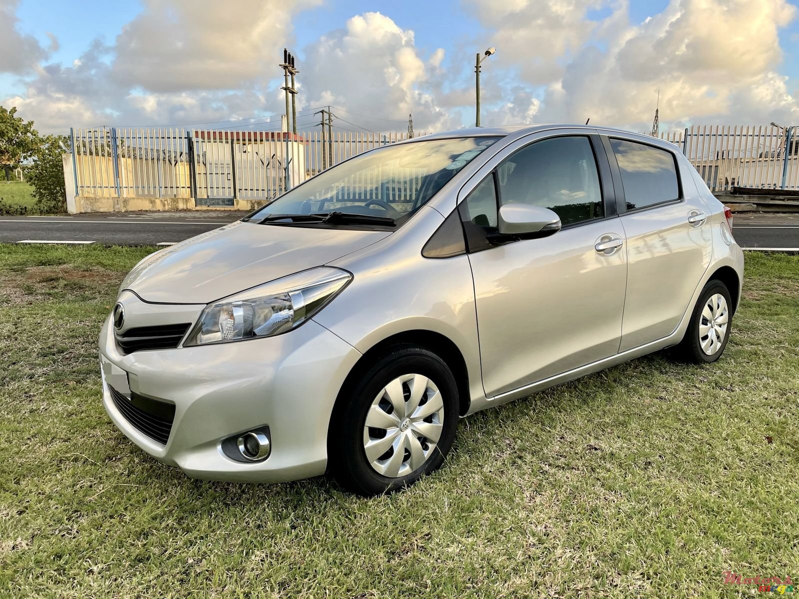 2013' Toyota Vitz photo #4