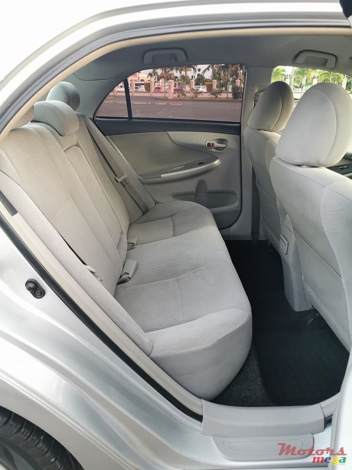 2013' Toyota Corolla GLi photo #5