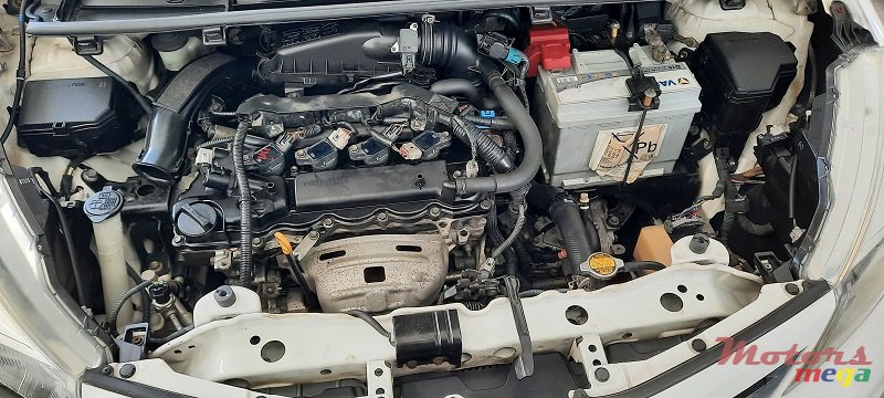 2011' Toyota Vitz photo #3