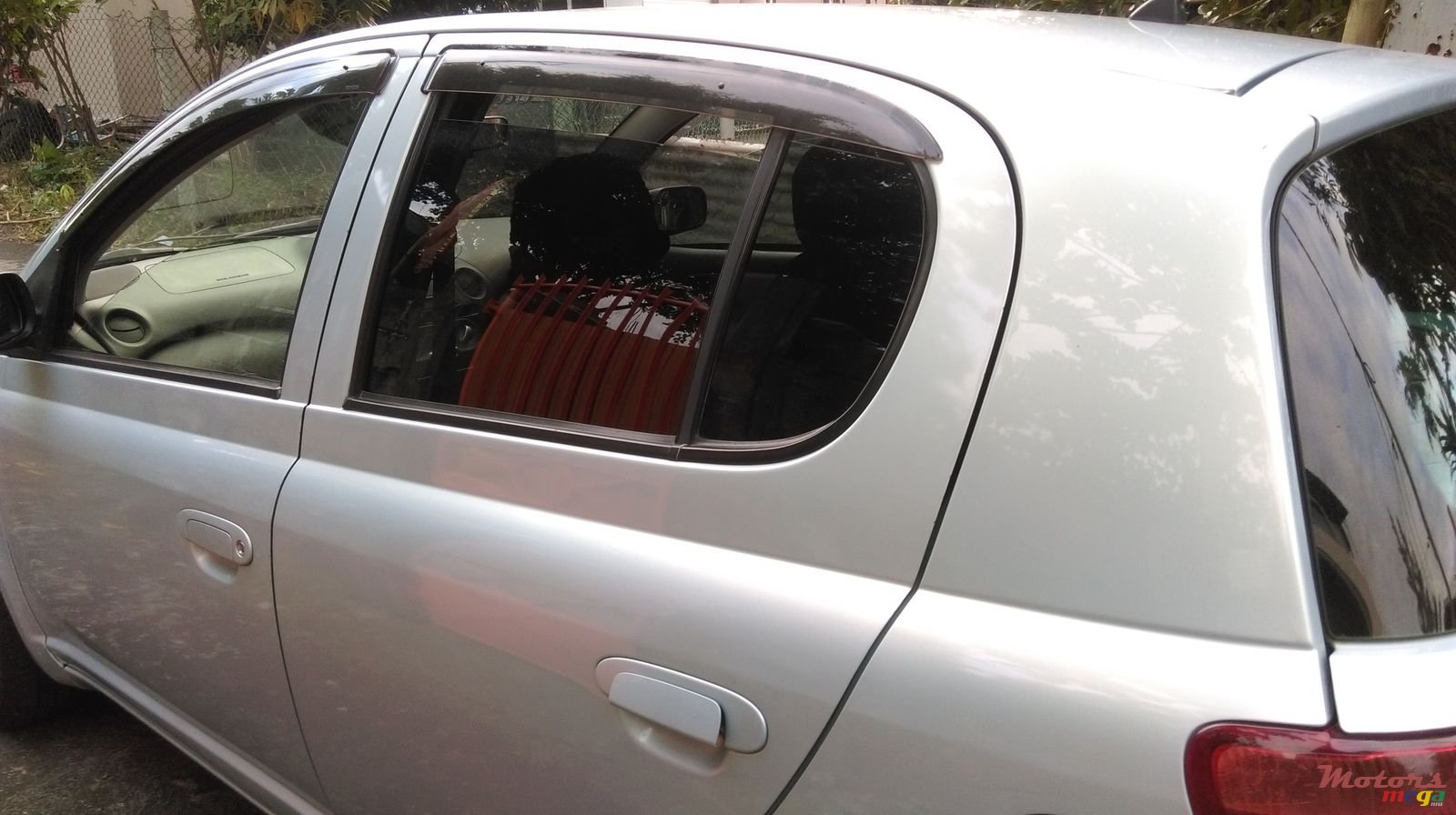 2004' Toyota Vitz photo #2