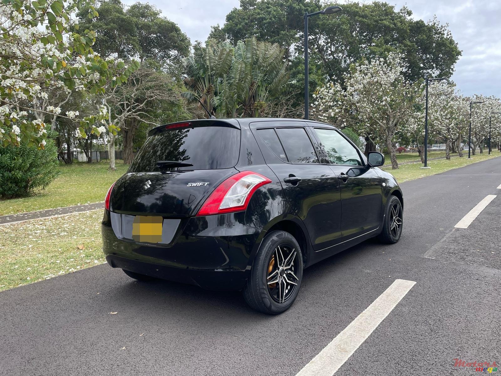 2013' Suzuki Swift photo #5