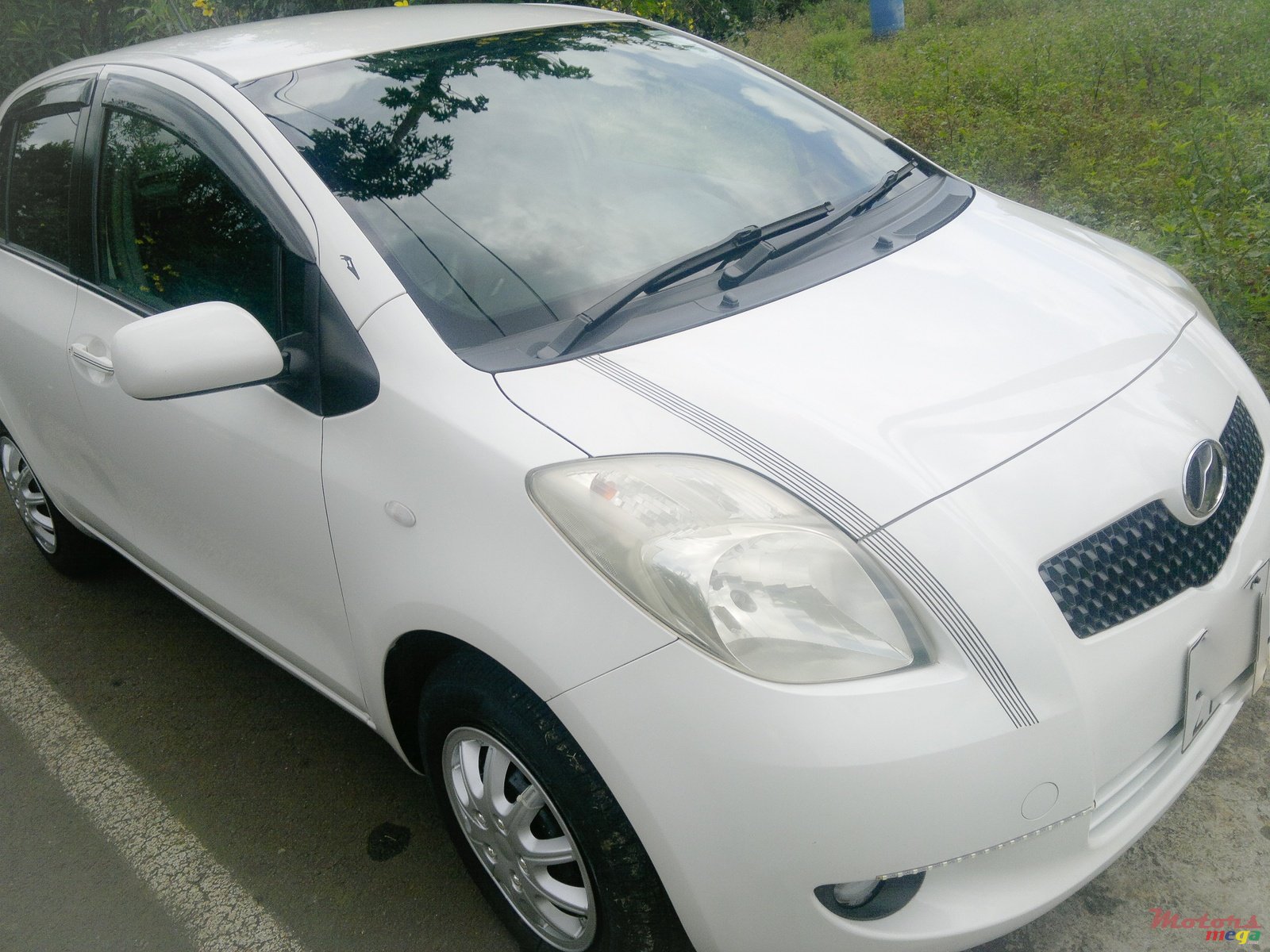 2005' Toyota Vitz photo #1