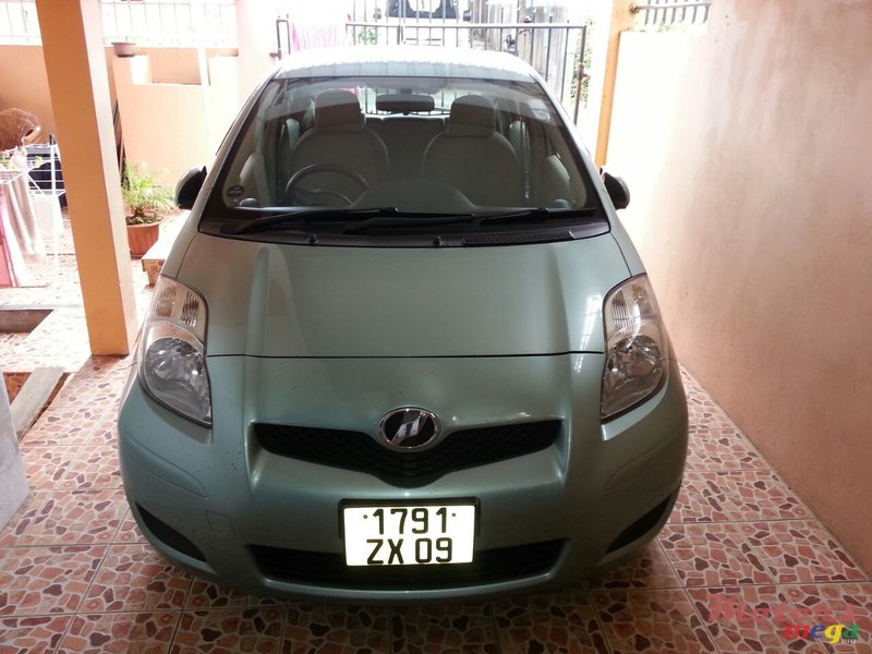 2009' Toyota Vitz photo #2