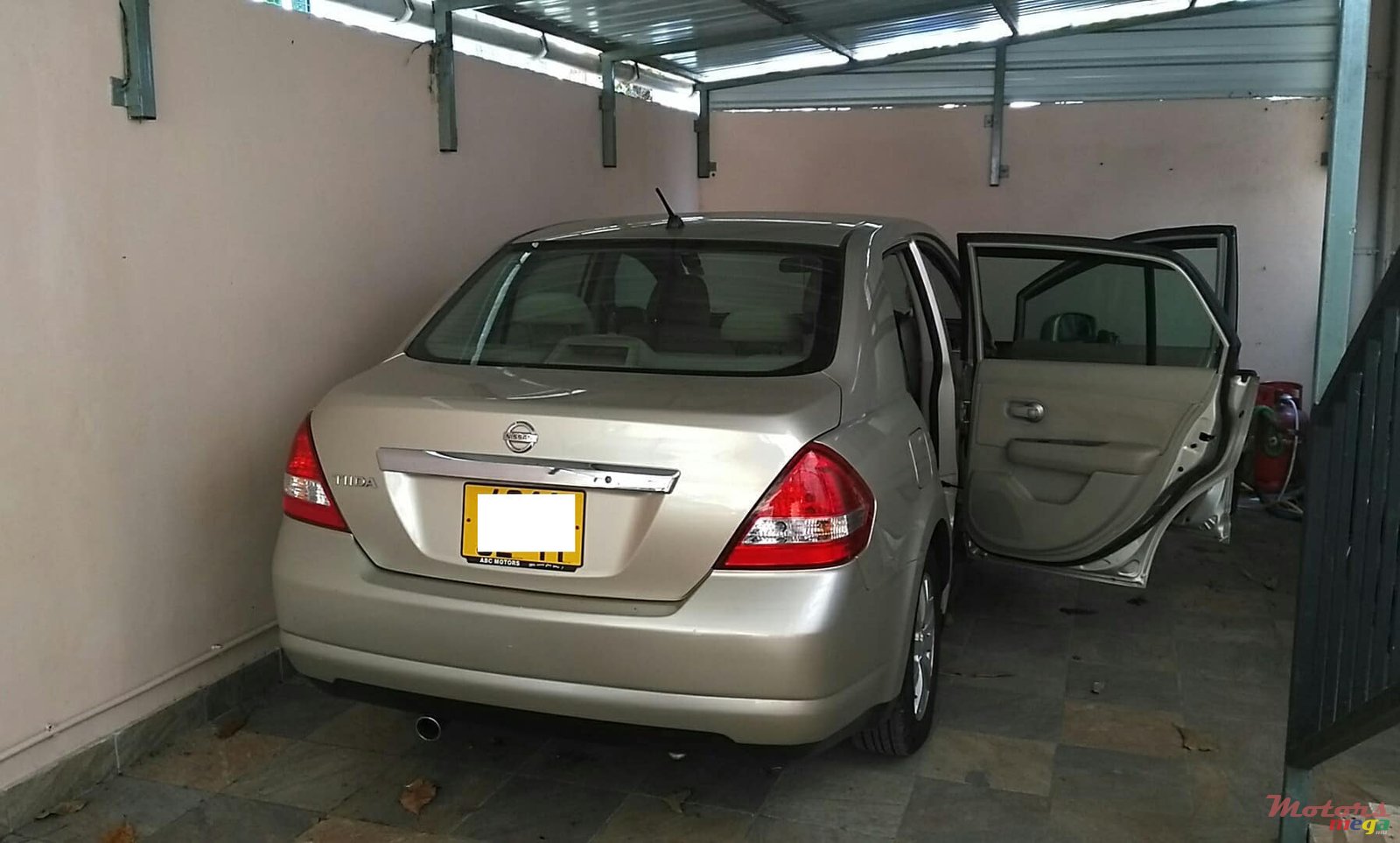 2011' Nissan Tiida sedan photo #5