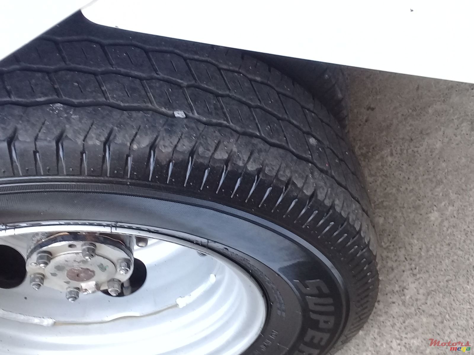 2009' Toyota HiAce photo #2