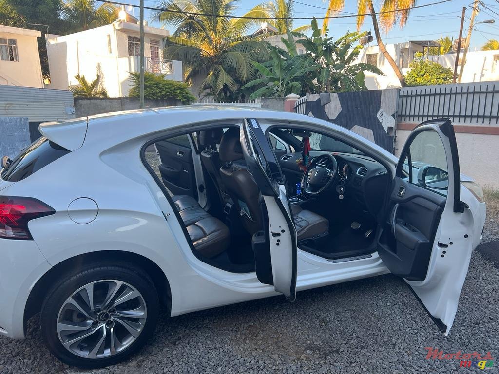 2012' Citroen DS4 photo #3