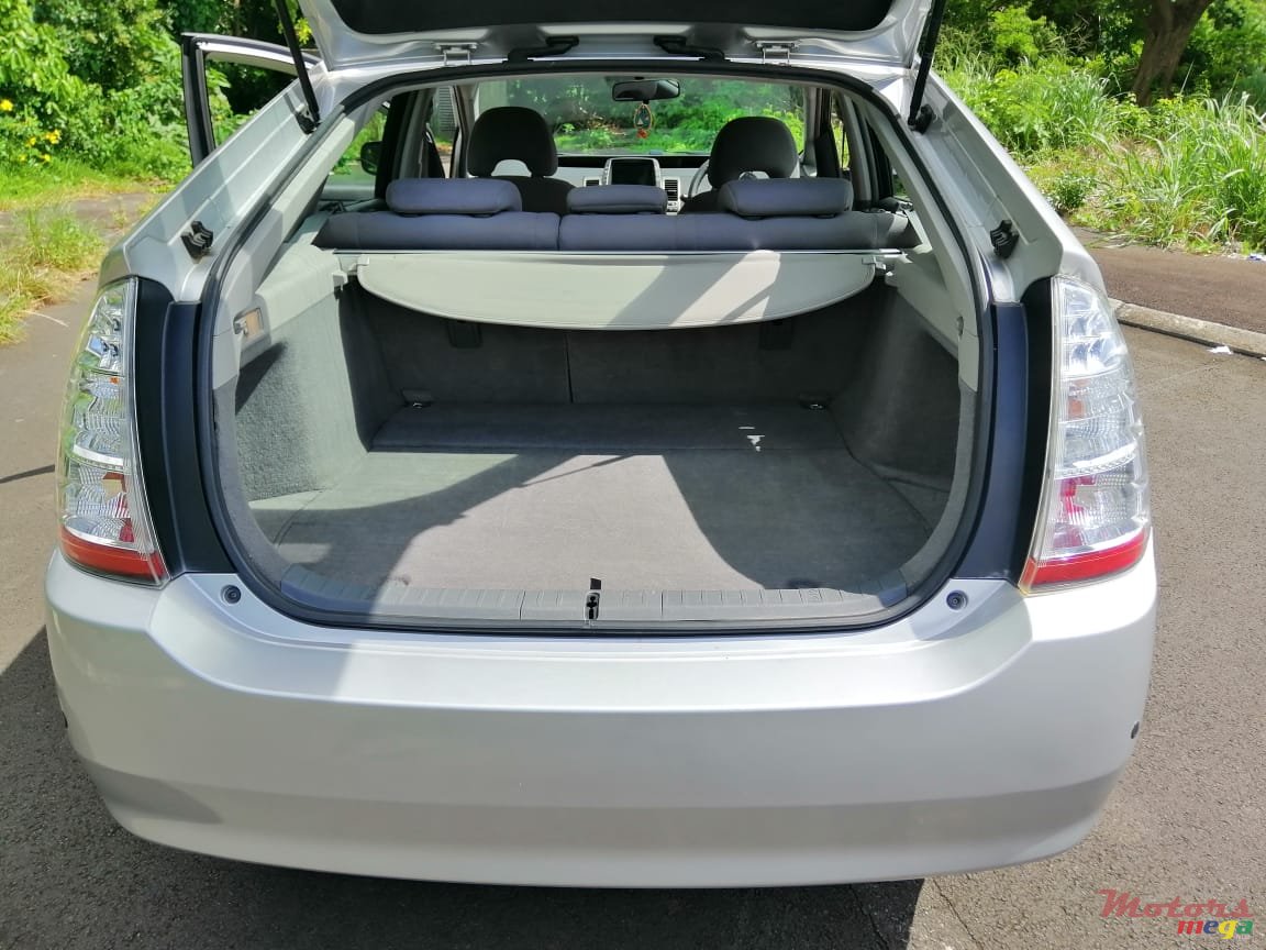 2011' Toyota Prius Plug-in Hybrid photo #4