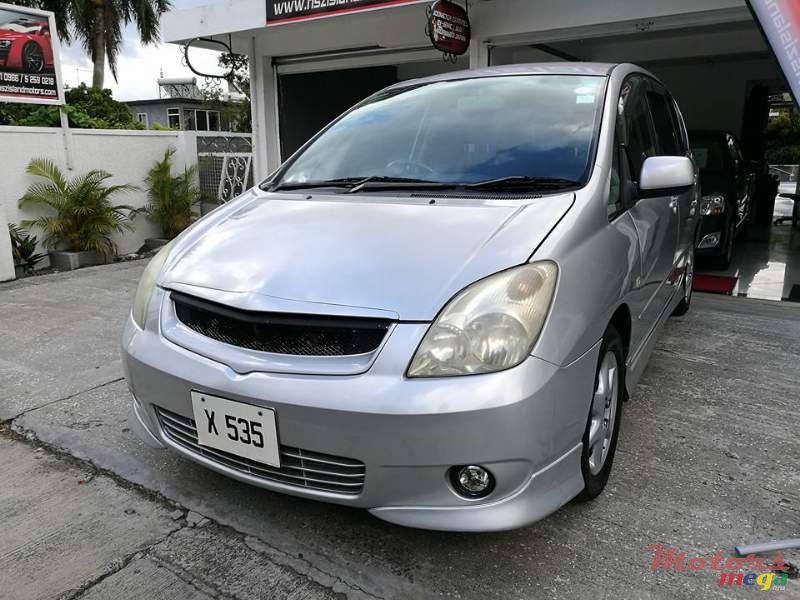 2002' Toyota Verso Spacio photo #2