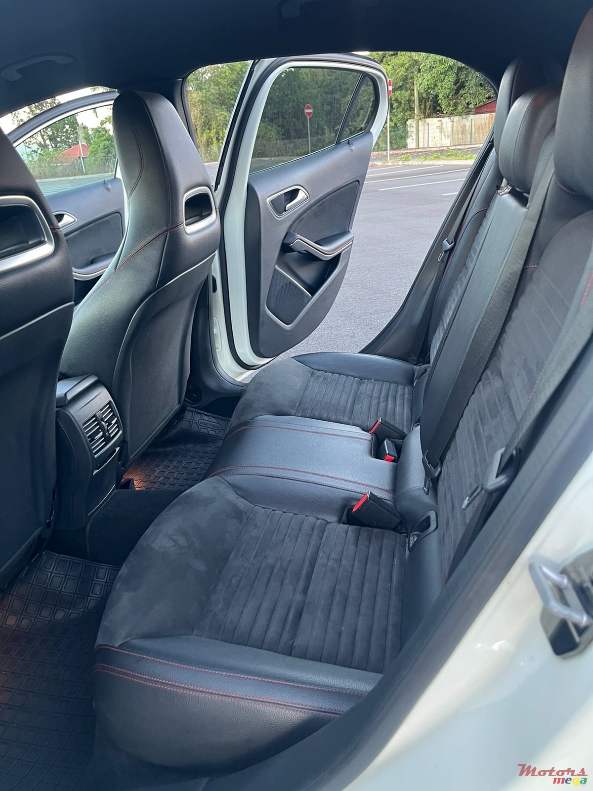 2015' Mercedes-Benz GLA 200 photo #7