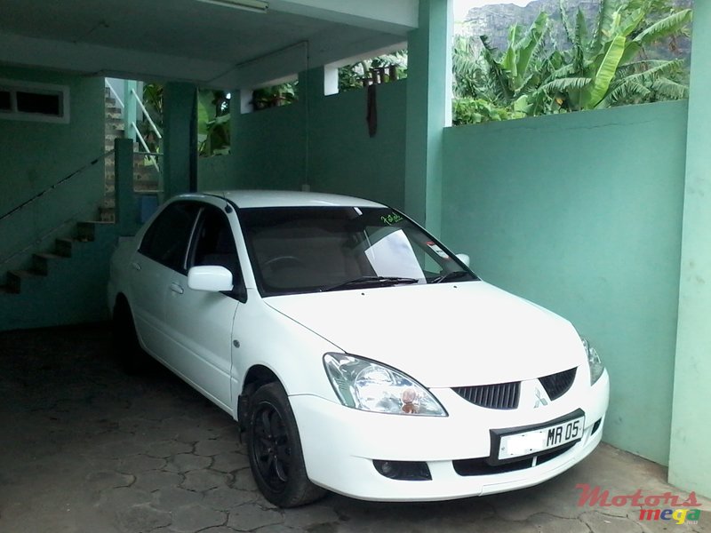 2005' Mitsubishi Lancer photo #2