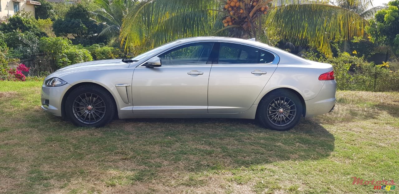 2015' Jaguar XF OEM Luxury photo #3