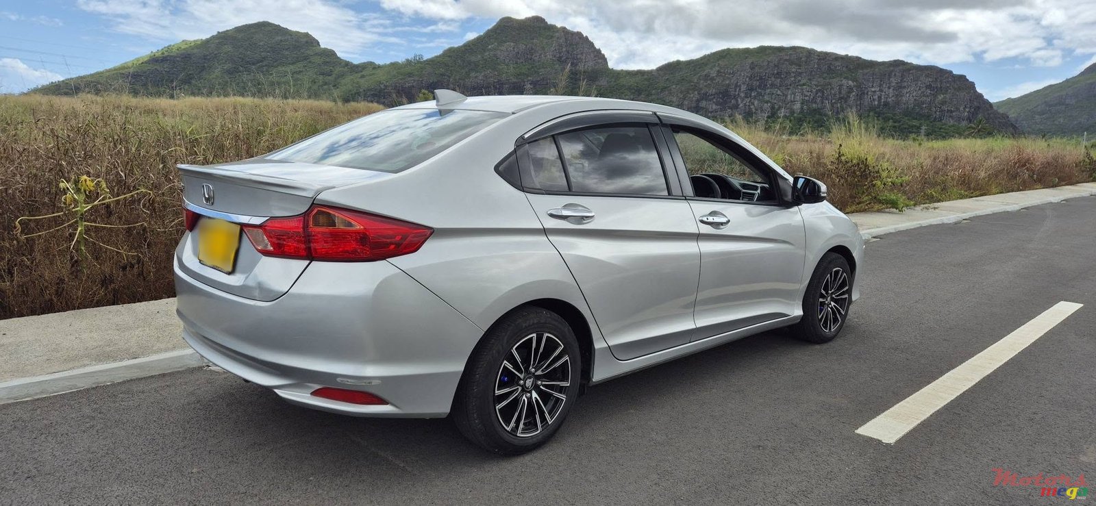 2016' Honda Grace photo #2