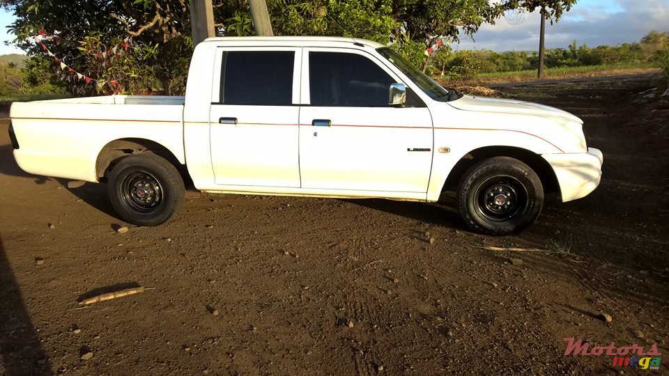 2007' Mitsubishi L 200 photo #1