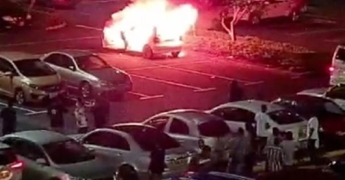 Flacq : une voiture en proie aux flammes dans le parking d’un centre commercial