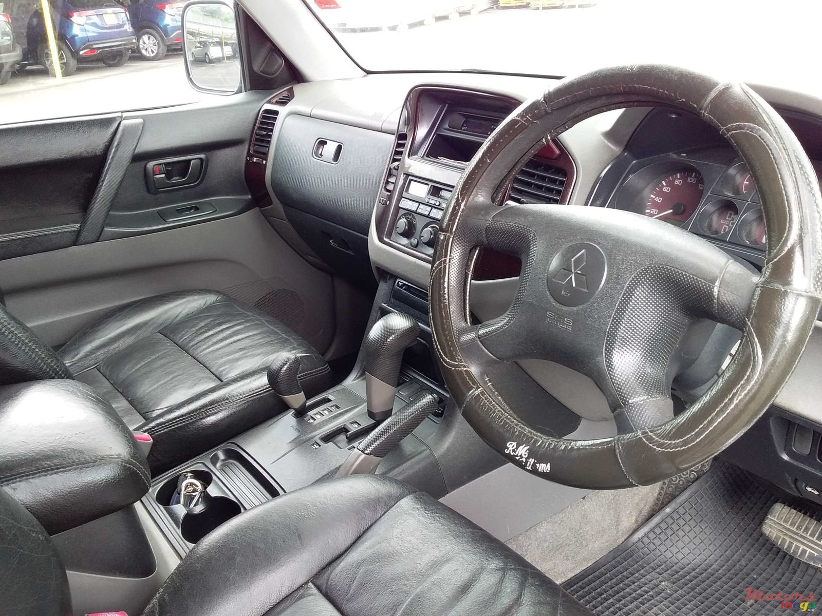 2001' Mitsubishi Pajero photo #4