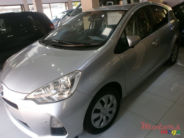 2012' Toyota Prius c aqua photo #2