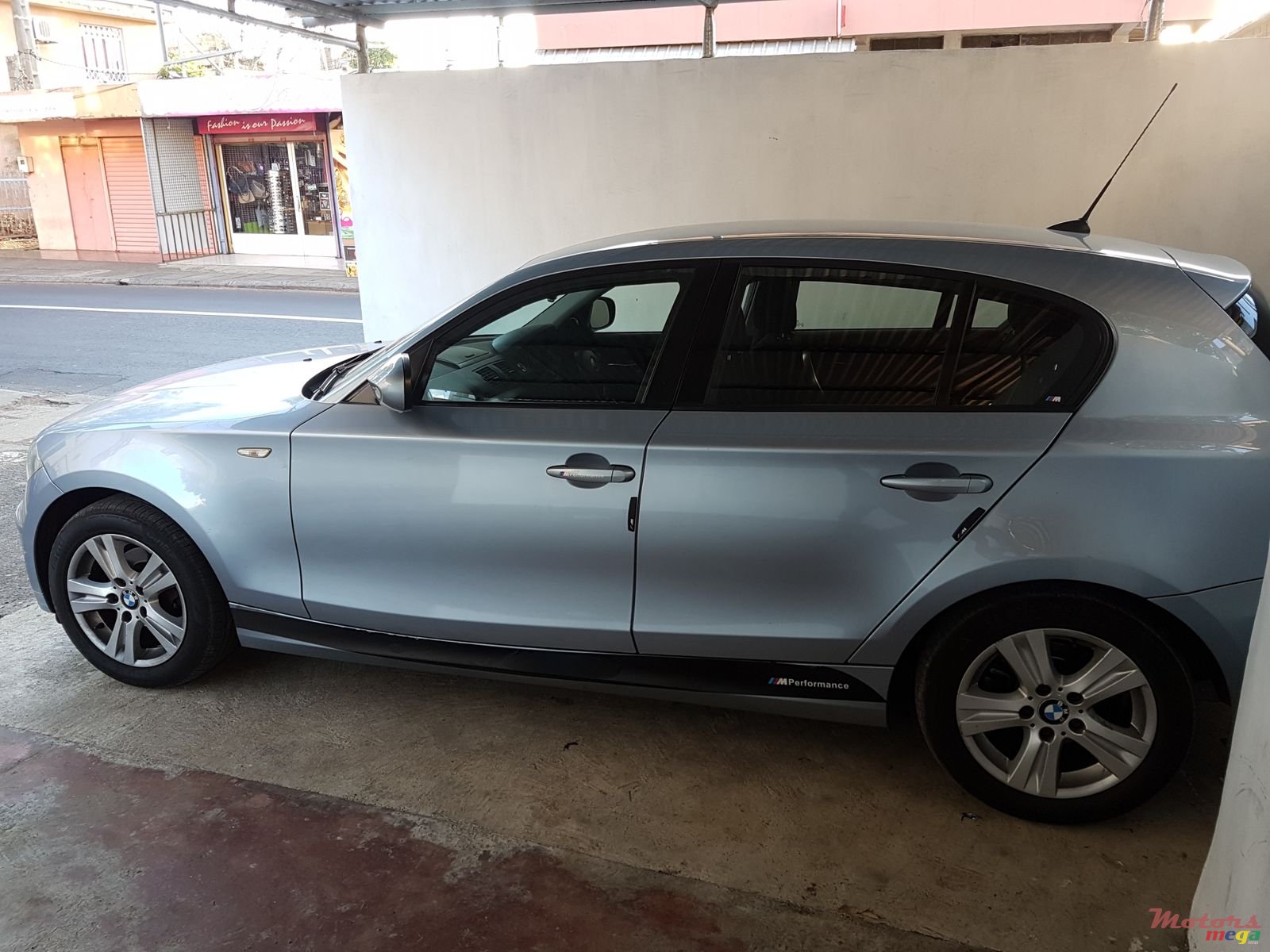 2010' BMW 1 Series 5 Door photo #3