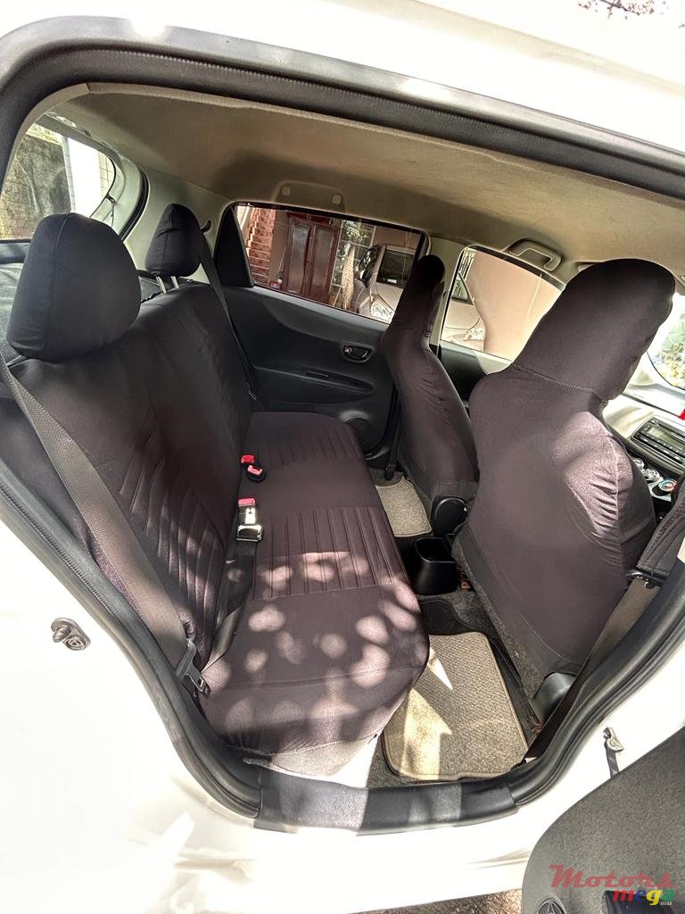 2011' Toyota Vitz photo #3