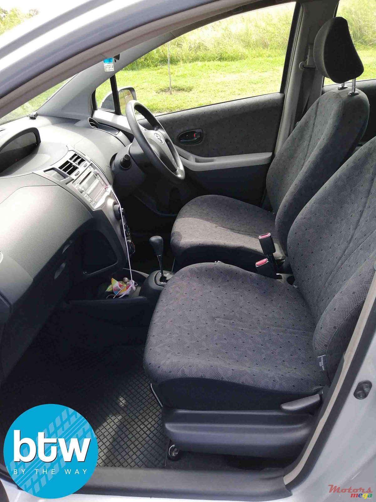 2009' Toyota Vitz Automatic photo #4