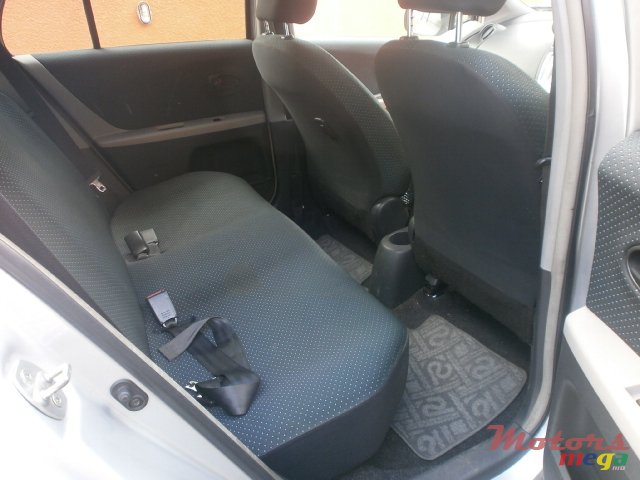 2005' Toyota Vitz photo #6