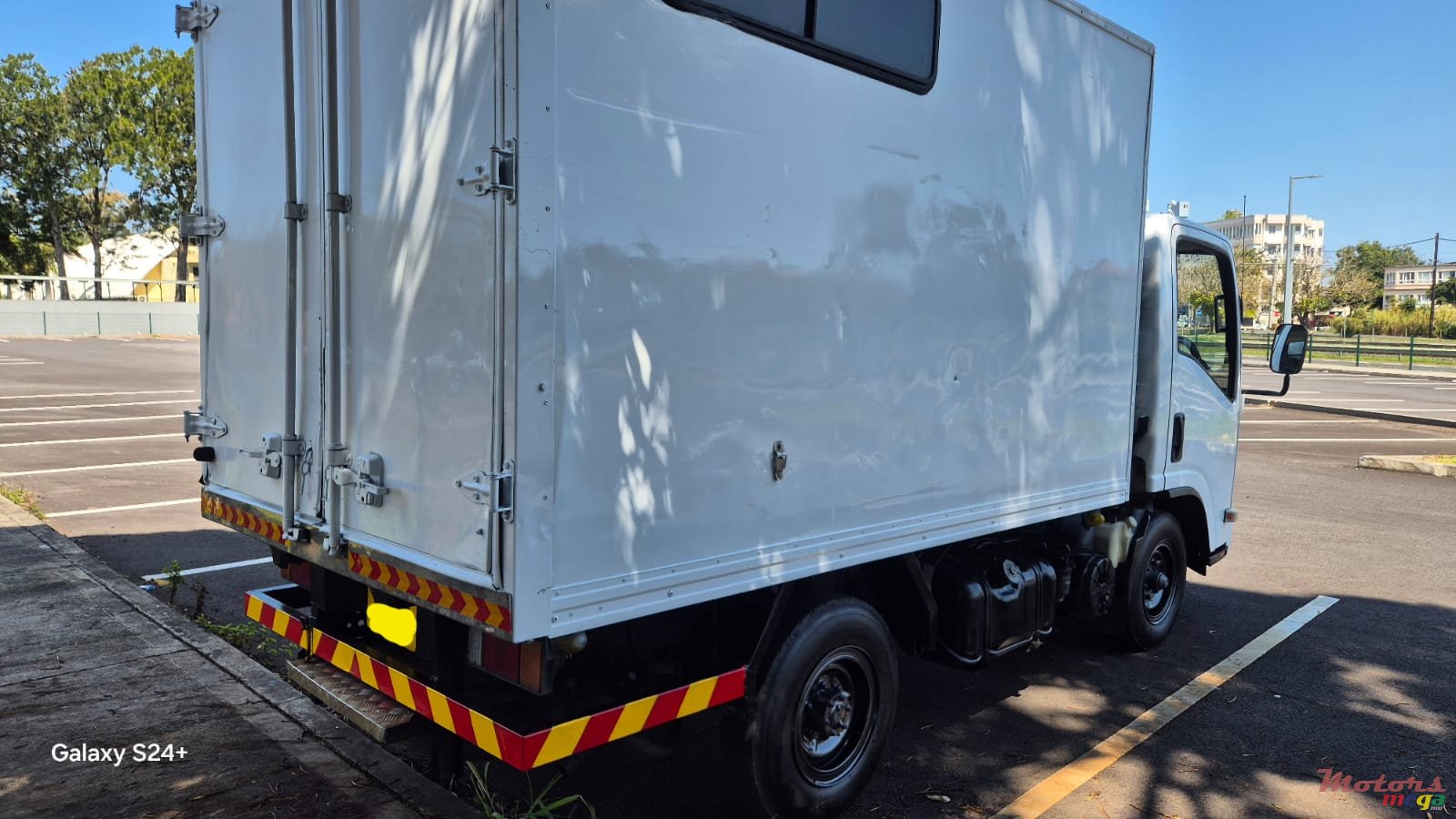 2020' Isuzu Reward NP photo #4