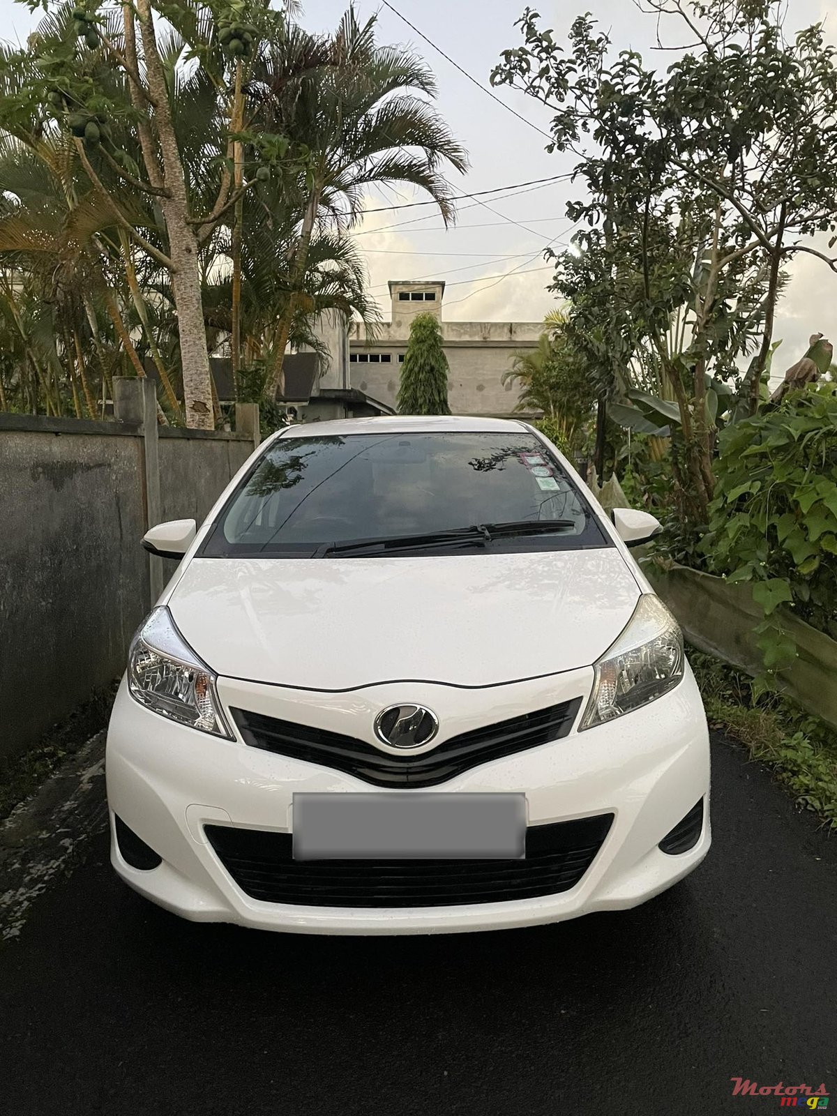 2012' Toyota Vitz photo #1