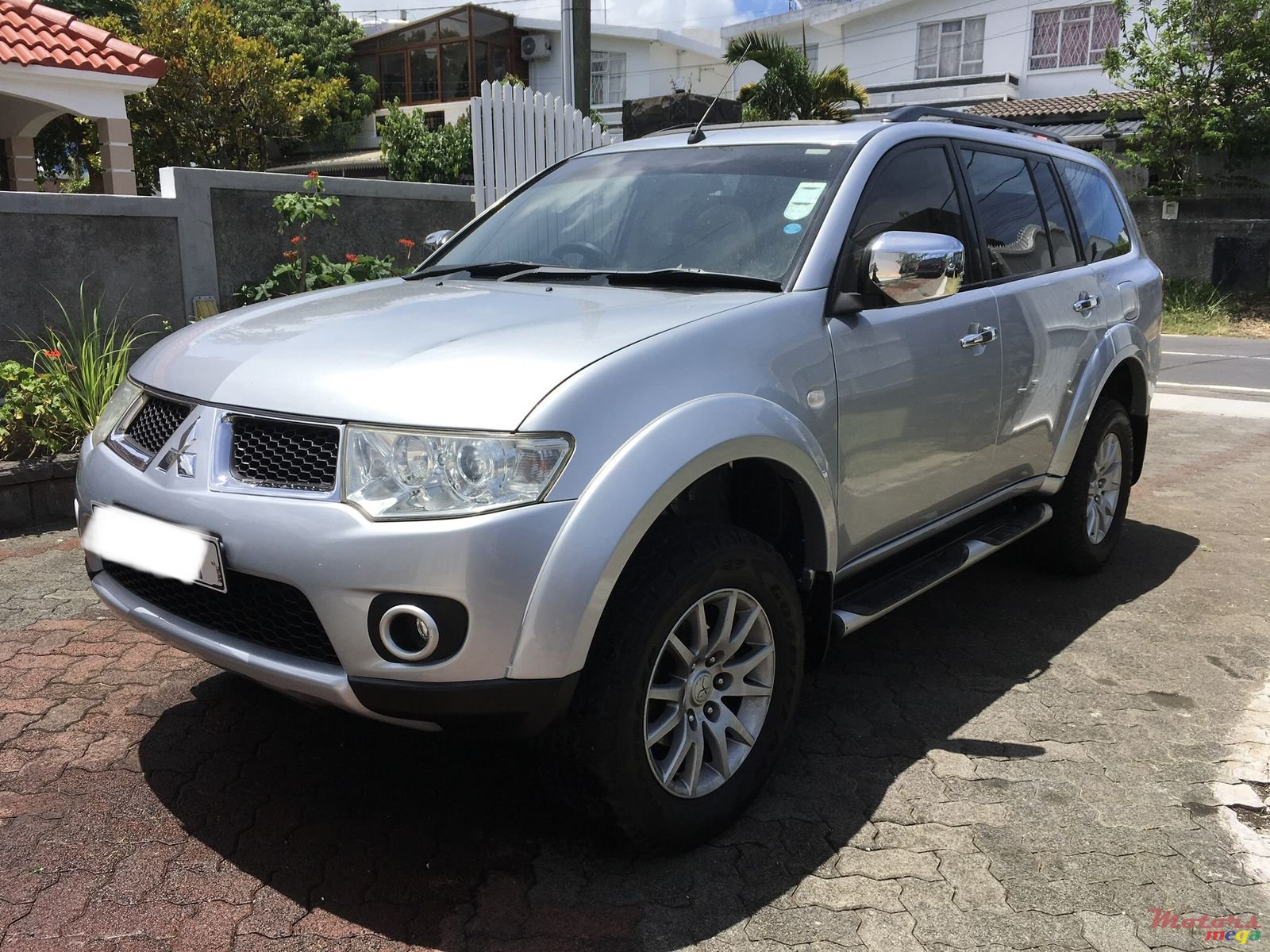 2011' Mitsubishi photo #2