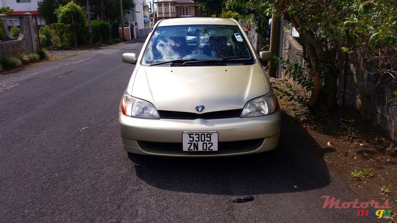 2002' Toyota Platz photo #1