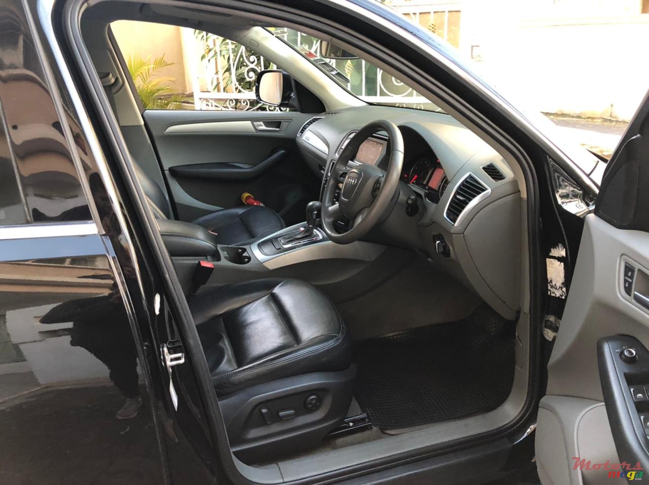 2011' Audi Q5 Quatro photo #2