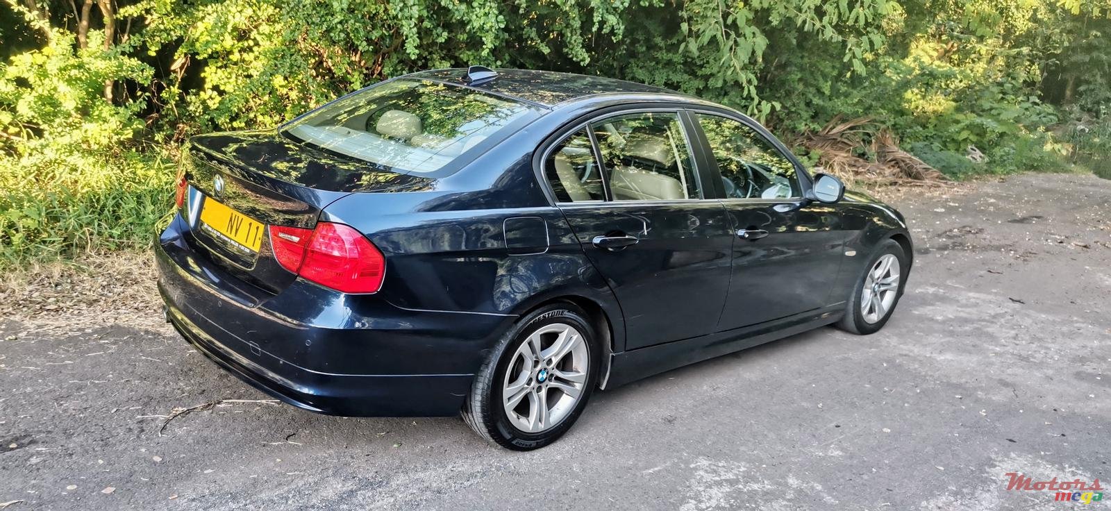2011' BMW 3 Series 320i photo #1