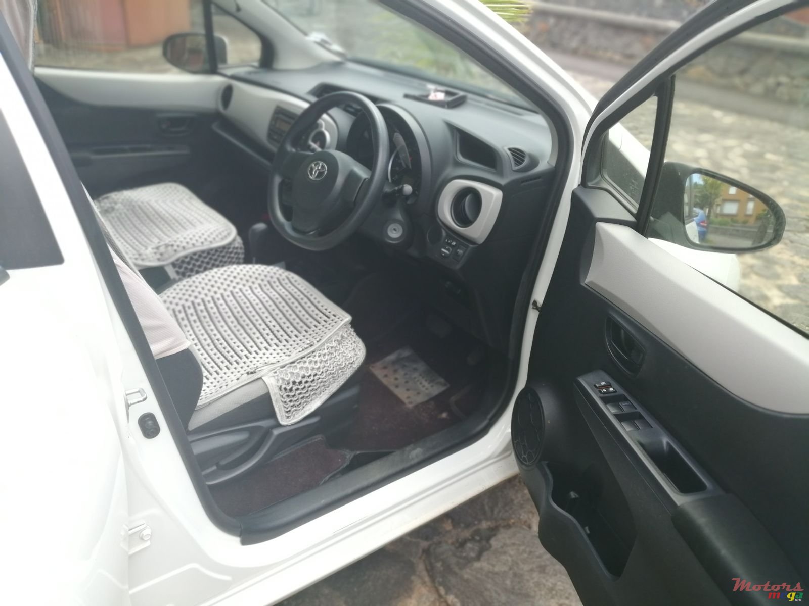 2013' Toyota Vitz photo #4