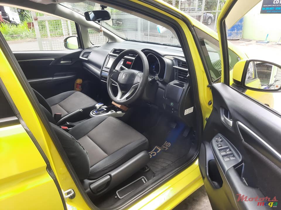 2013' Honda Fit Hybrid photo #7