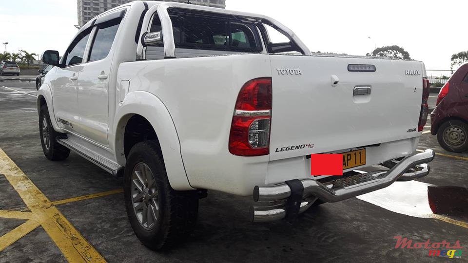 2011' Toyota Hilux 4X4 photo #3