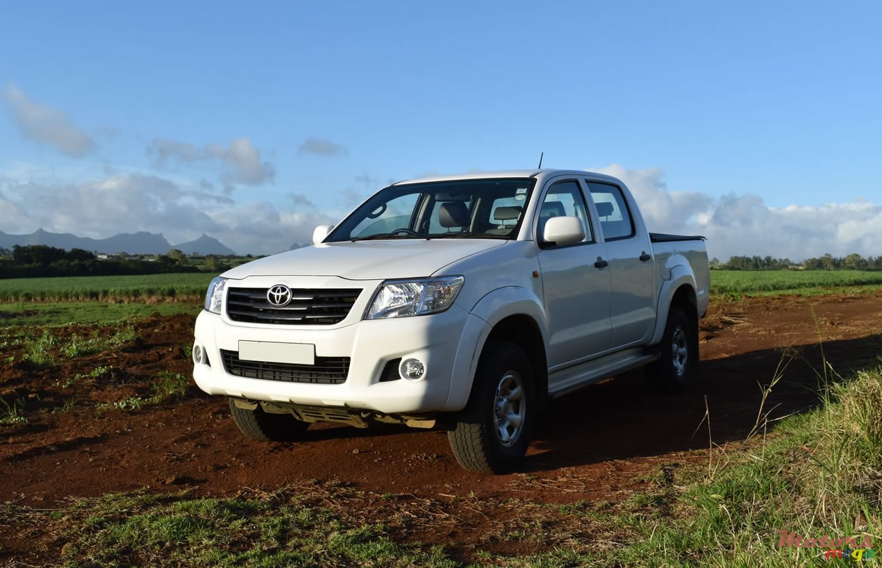 2014' Toyota Hilux photo #1