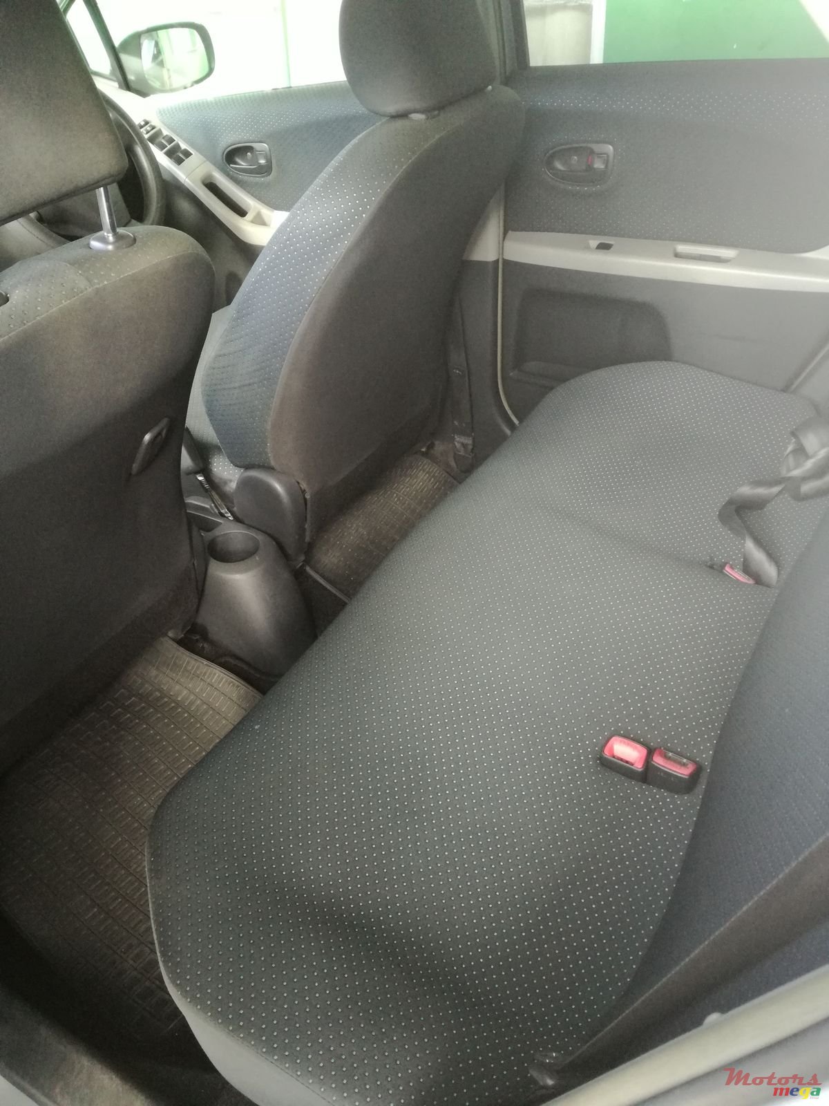 2005' Toyota Vitz photo #5