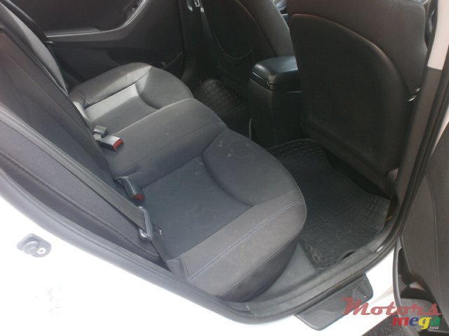 2012' Hyundai Elantra Gls photo #5
